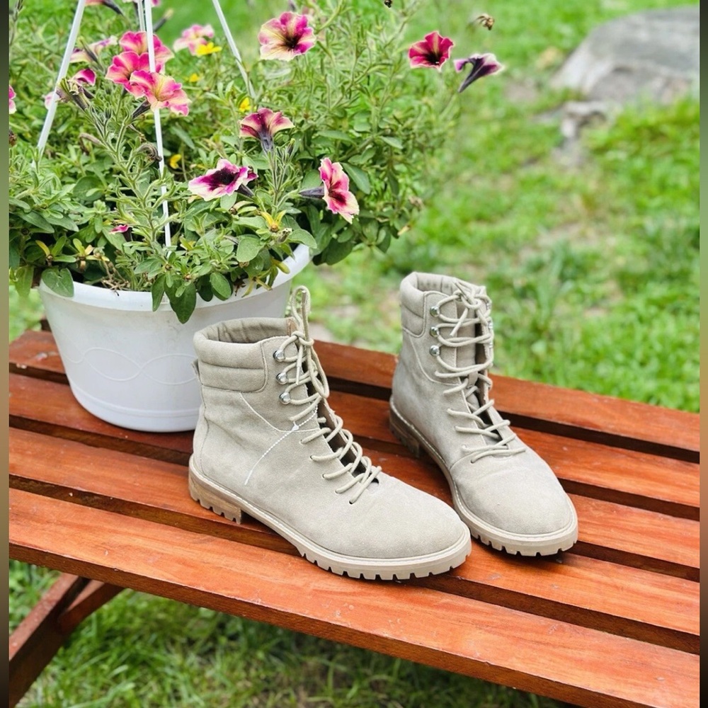 NWOB Oasis Society Faux Suede Beige Combat Boots Women’s Size US 7.5M